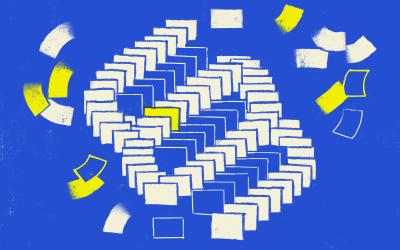 Lag på lag med dokumenter danner et paragraftegn på blå bakgrunn, omkranset av løsrevne gule og hvite ark. Illustrasjon