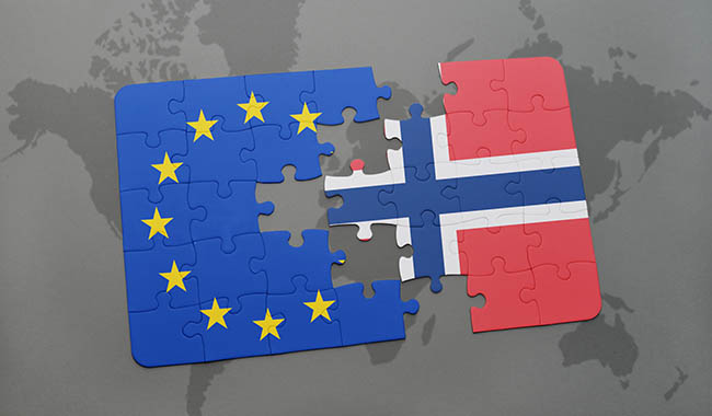 Puslespillbrikke med EU-flagg inn i brikke med norsk flagg (Shutterstock)